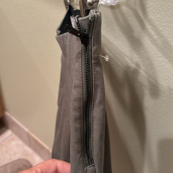 Everlane woman's army green slacks with a side zipper - Picture 5 of 7